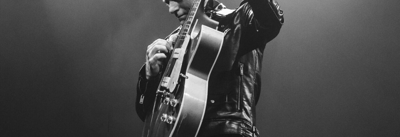 Bryan Adams lance son propre label et annonce un nouveau single double face A