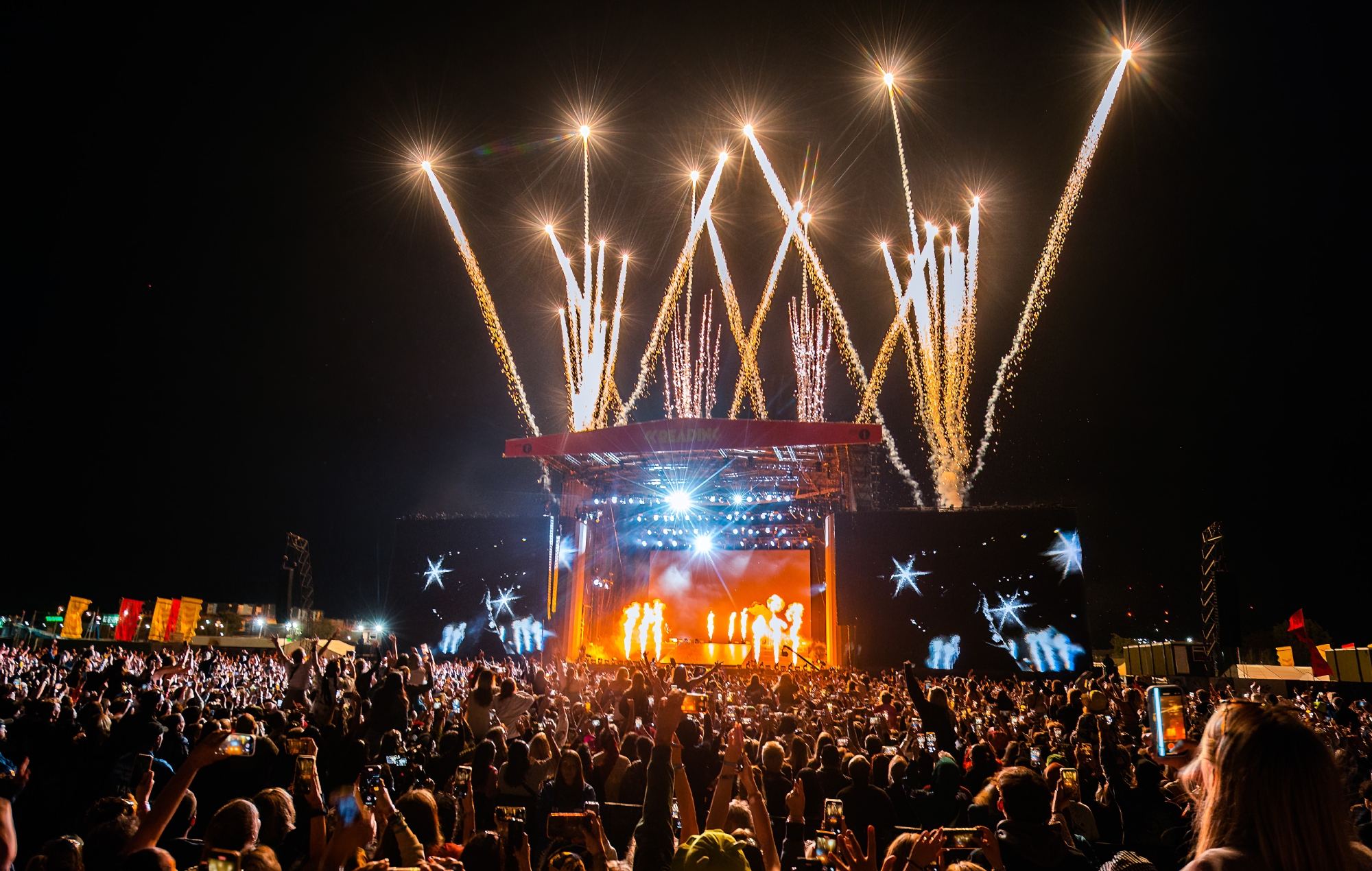 READING, ANGLETERRE - 27 AOÛT : (USAGE ÉDITORIAL UNIQUEMENT) Vue générale du feu d'artifice du troisième jour du Reading Festival 2023 à Richfield Avenue le 27 août 2023 à Reading, en Angleterre. (Photo de Joseph Okpako/WireImage)