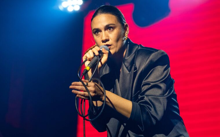 Nadine Shah décrit la violence dans les rues de sa ville natale de Sunderland comme « rance »