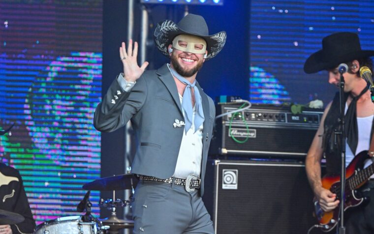 Orville Peck s'est senti « un peu nu » après avoir laissé tomber son masque facial à franges emblématique