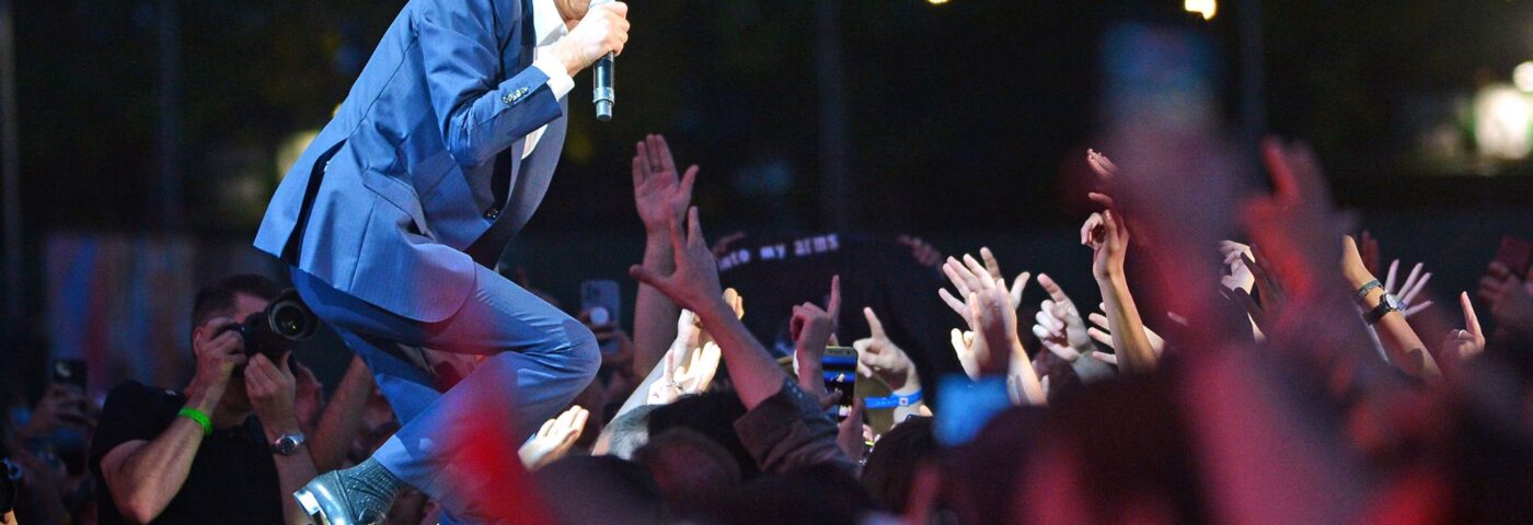 Nick Cave revient sur la mort de ses deux fils et sur la façon dont le deuil l'a fait se sentir « plus connecté » aux autres