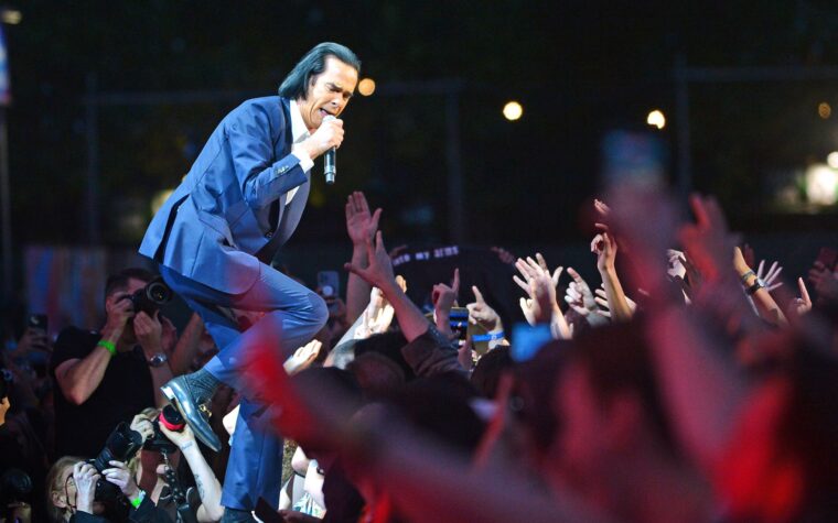 Nick Cave revient sur la mort de ses deux fils et sur la façon dont le deuil l'a fait se sentir « plus connecté » aux autres