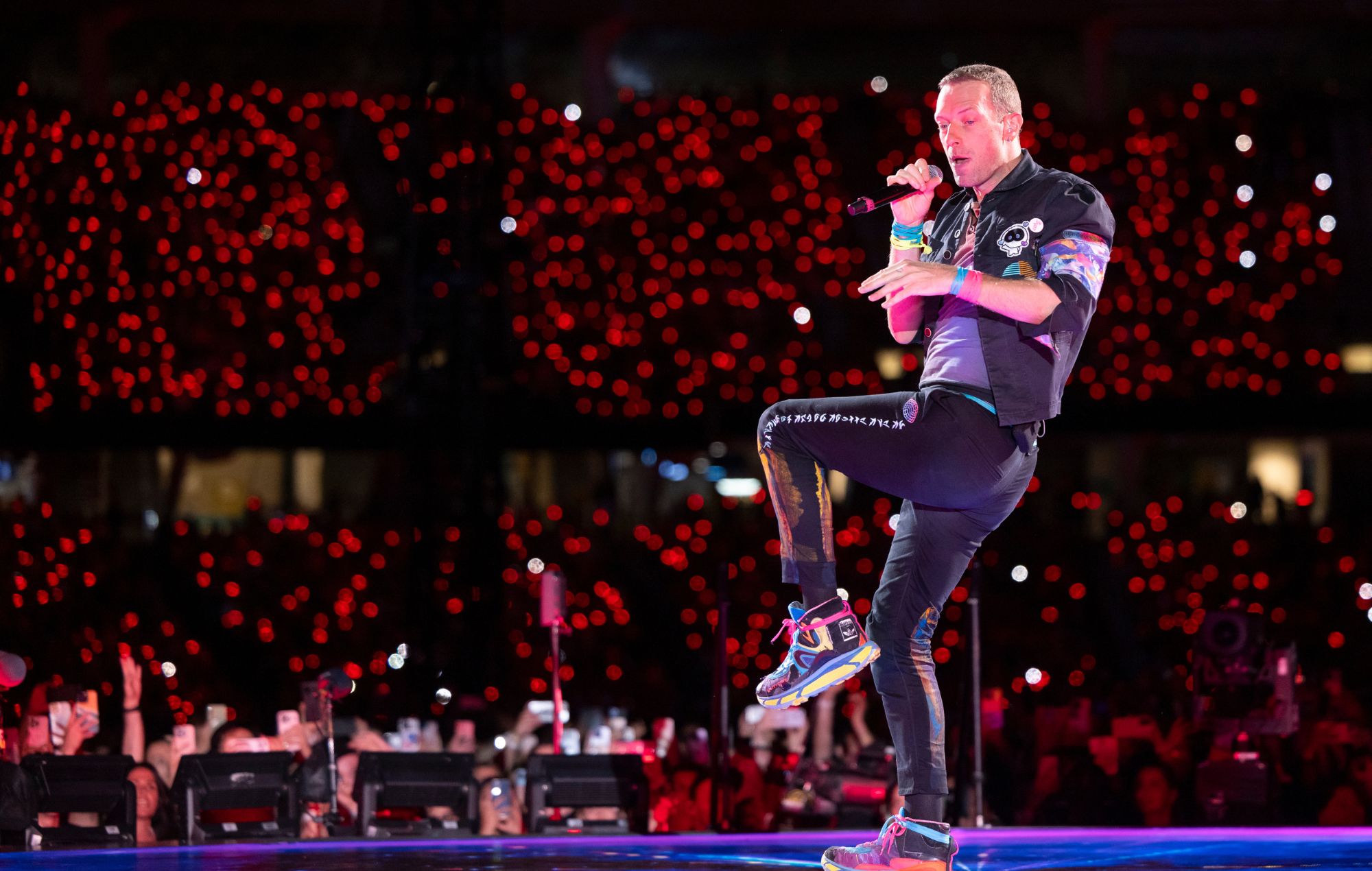 Chris Martin de Coldplay se produit au stade Optus le 18 novembre 2023 à Perth, en Australie.