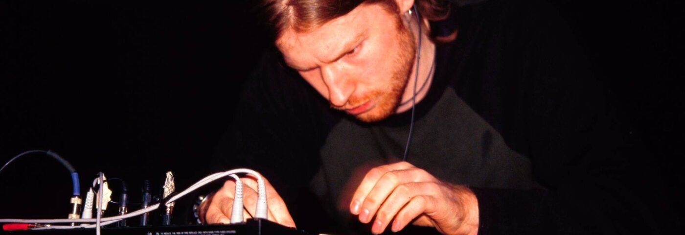 Regardez Aphex Twin DJ à un mariage