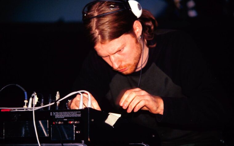 Regardez Aphex Twin DJ à un mariage