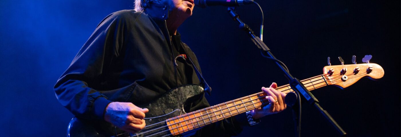Bruce Foxton, membre du groupe The Jam, se retire de la tournée après une intervention chirurgicale « immédiate » à l'hôpital