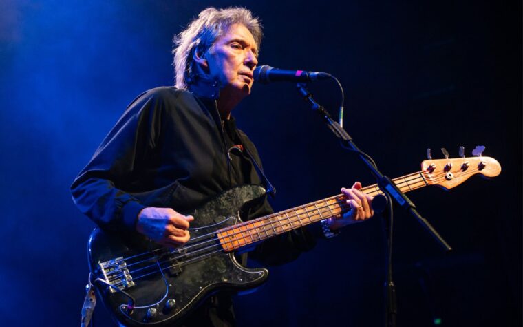 Bruce Foxton, membre du groupe The Jam, se retire de la tournée après une intervention chirurgicale "immédiate" à l'hôpital