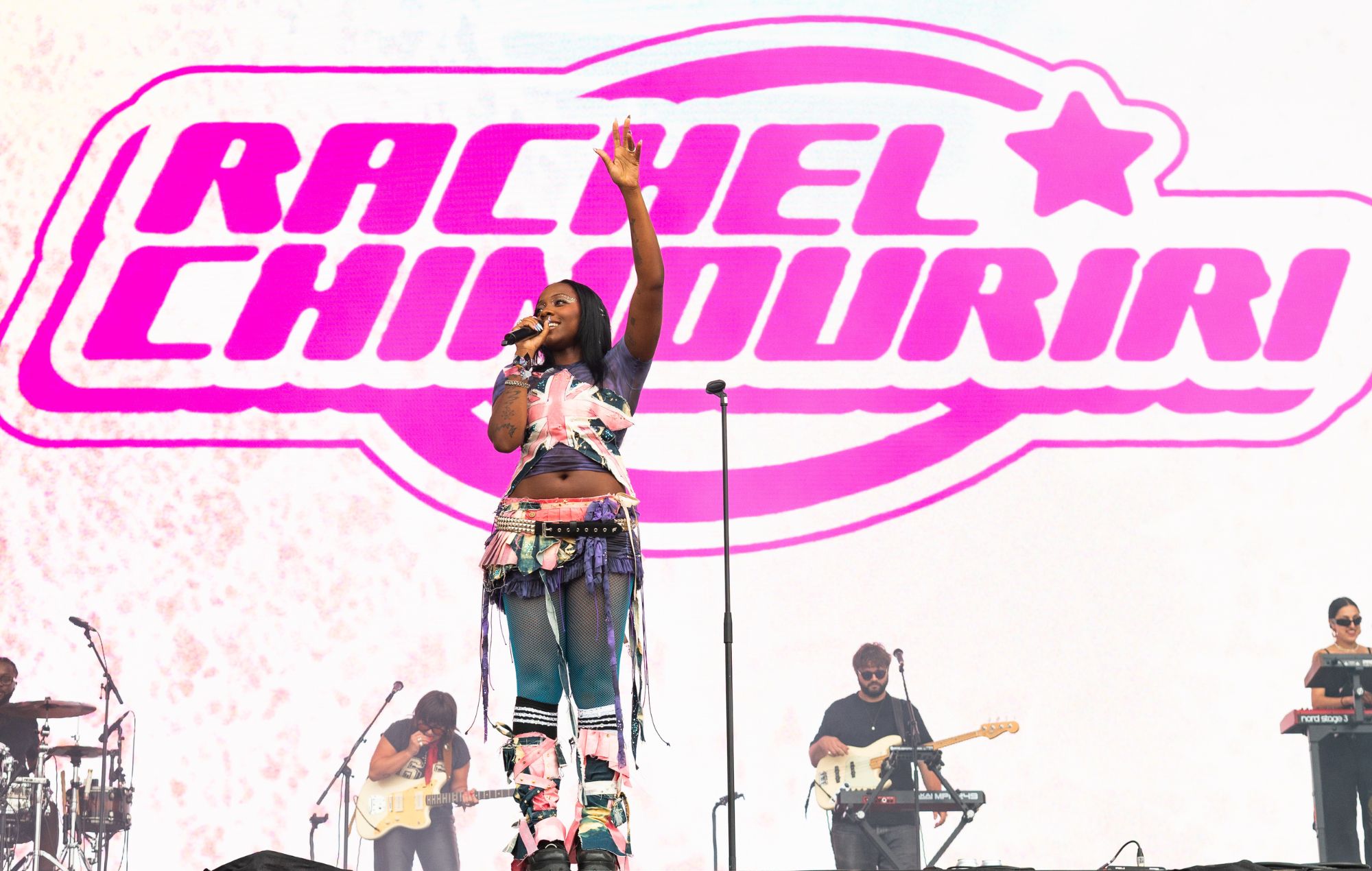 Rachel Chinouriri se produit lors de la quatrième journée du festival de Glastonbury 2024