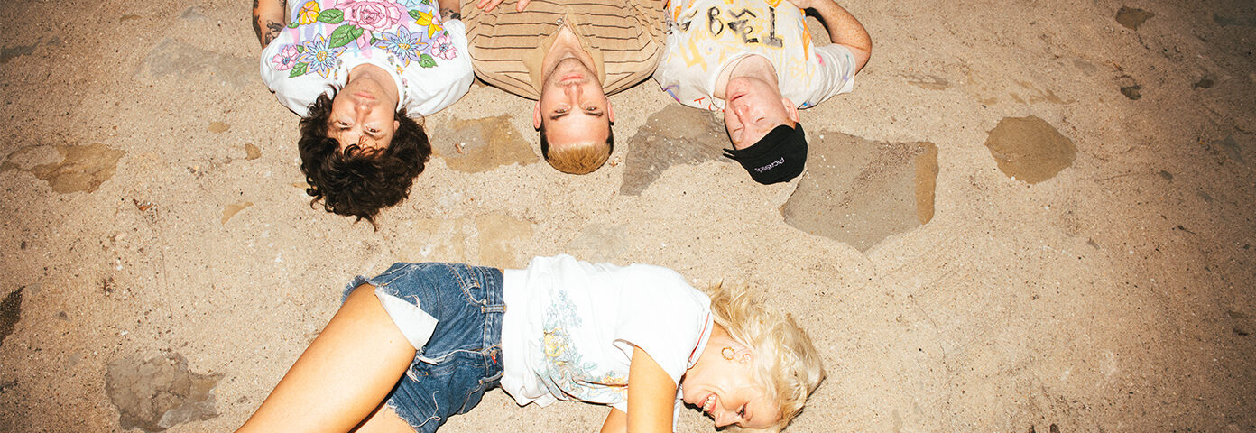 Amyl & The Sniffers annoncent un nouvel album « Cartoon Darkness » et partagent un nouveau single « Chewing Gum »
