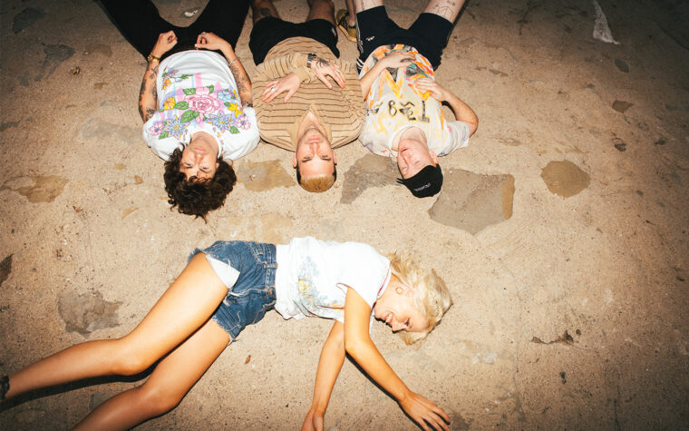 Amyl & The Sniffers annoncent un nouvel album « Cartoon Darkness » et partagent un nouveau single « Chewing Gum »
