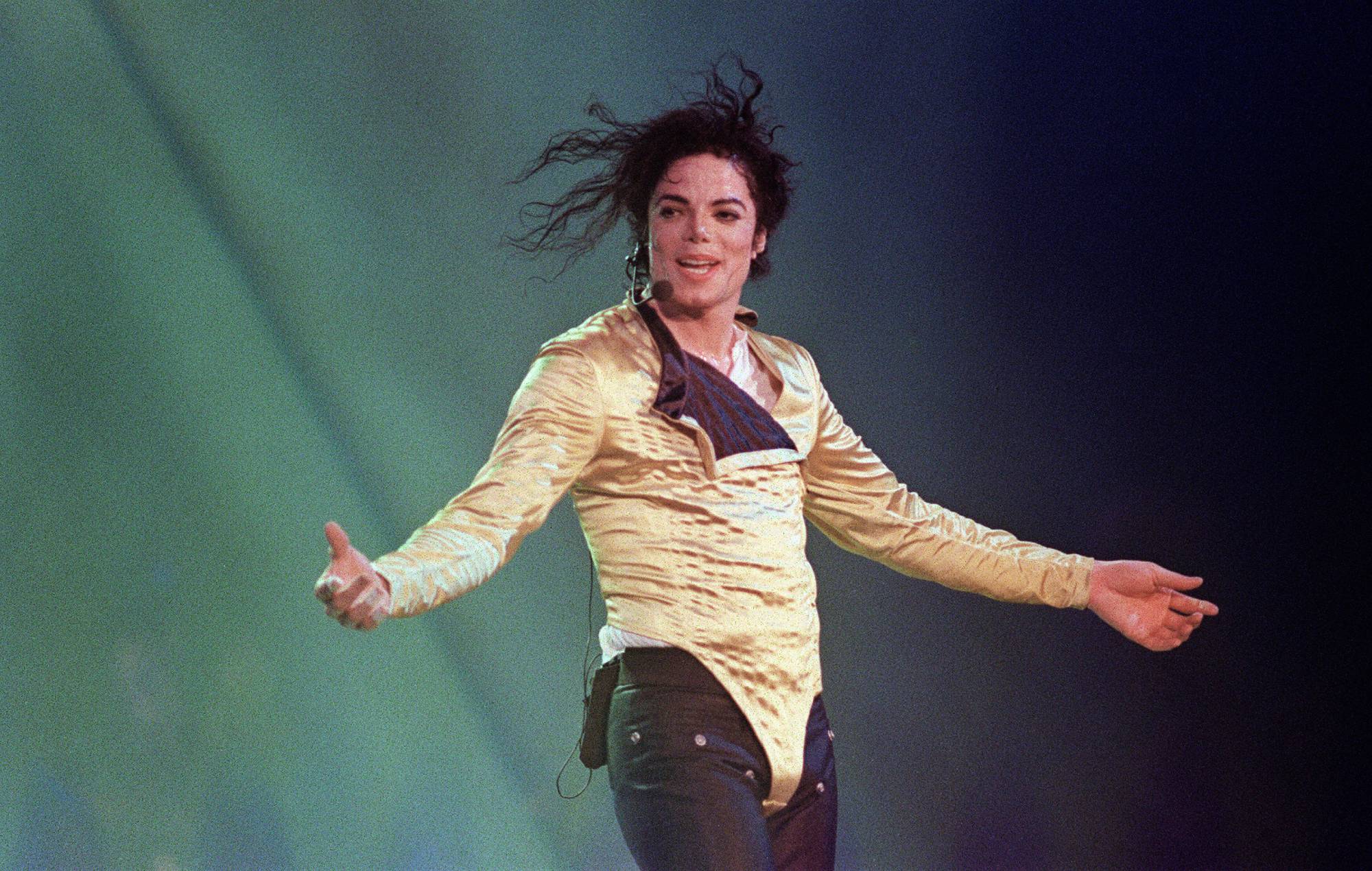 Michael Jackson se produit devant un public estimé à 60 000 personnes à Brunei le 16 juillet 1996. (Le crédit photo doit être lu FRANCIS Sylvain/AFP via Getty Images)