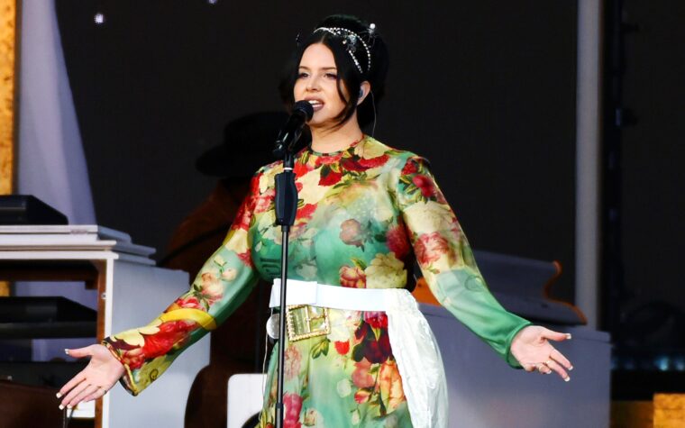 Lana Del Rey affirme que « Lasso » ne s'éloignera pas beaucoup des racines américaines