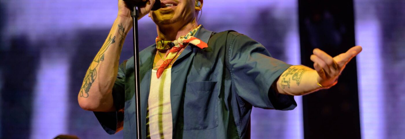Macklemore invite accidentellement une femme recherchée par la police sur scène en Slovaquie