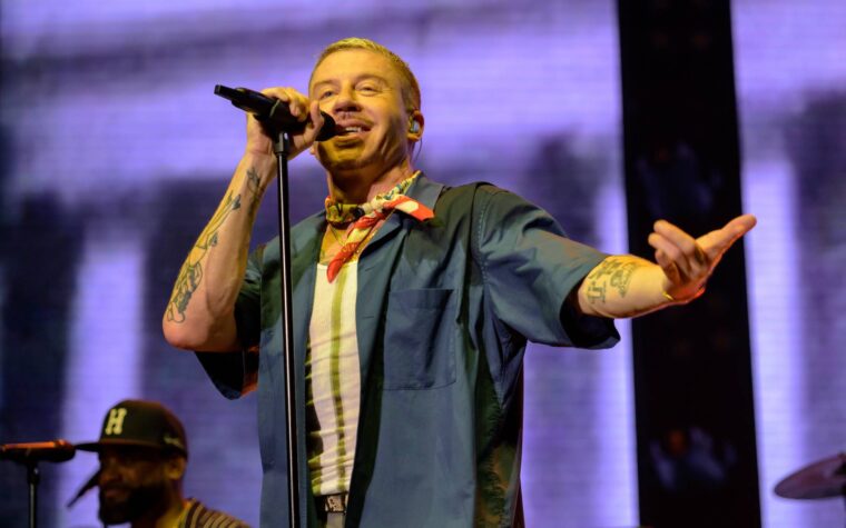 Macklemore invite accidentellement une femme recherchée par la police sur scène en Slovaquie