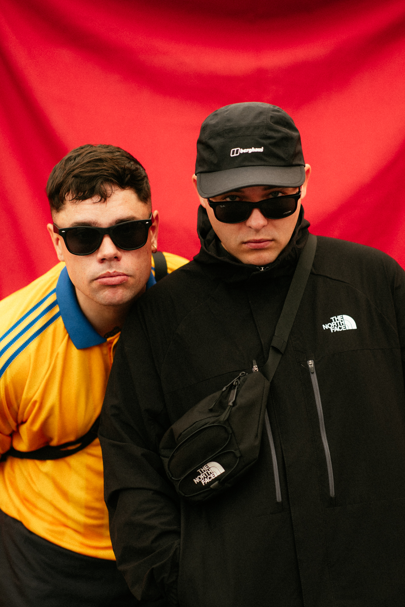 Kneecap dans les coulisses du festival Reading 2024. Crédit : Andy Ford pour NME