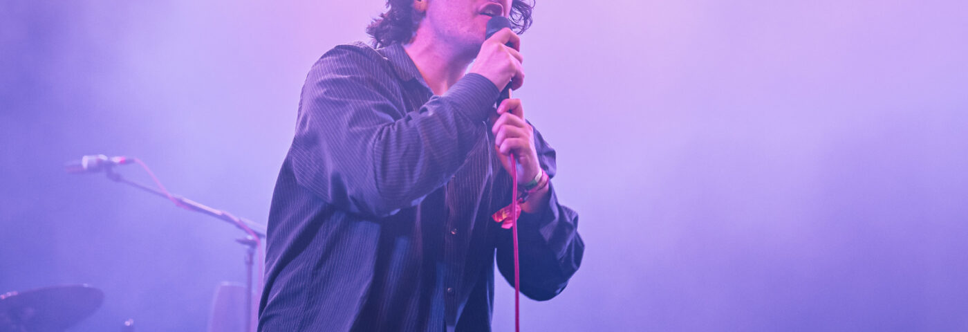 Courting reprend la chanson « Don't Look Back In Anger » d'Oasis au Reading Festival 2024