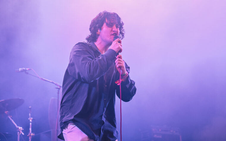Courting reprend la chanson « Don't Look Back In Anger » d'Oasis au Reading Festival 2024