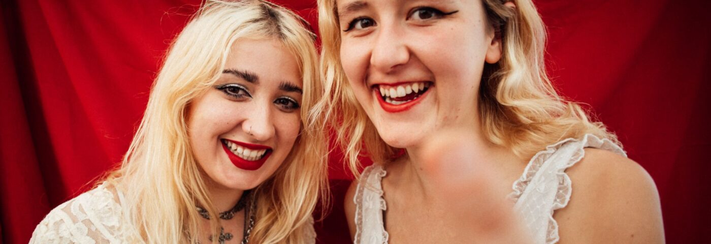 Les Lambrini Girls parlent de leur nouvelle musique, des créneaux de soutien d'IDLES et de l'utilisation de leur plateforme pour s'exprimer