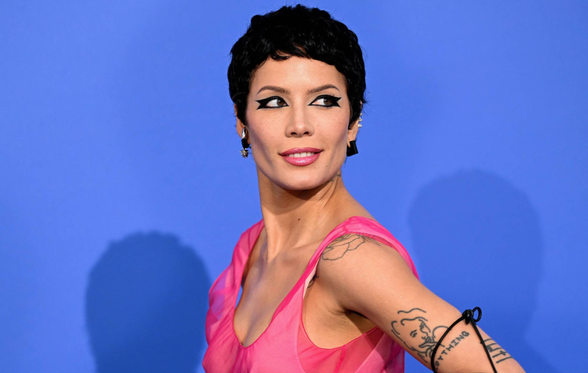 Halsey arrive au gala annuel amfAR Cinema Against AIDS à Cannes, à l'hôtel du Cap-Eden-Roc, au Cap d'Antibes, dans le sud de la France. Crédit : STEFANO RELLANDINI/AFP via Getty Images