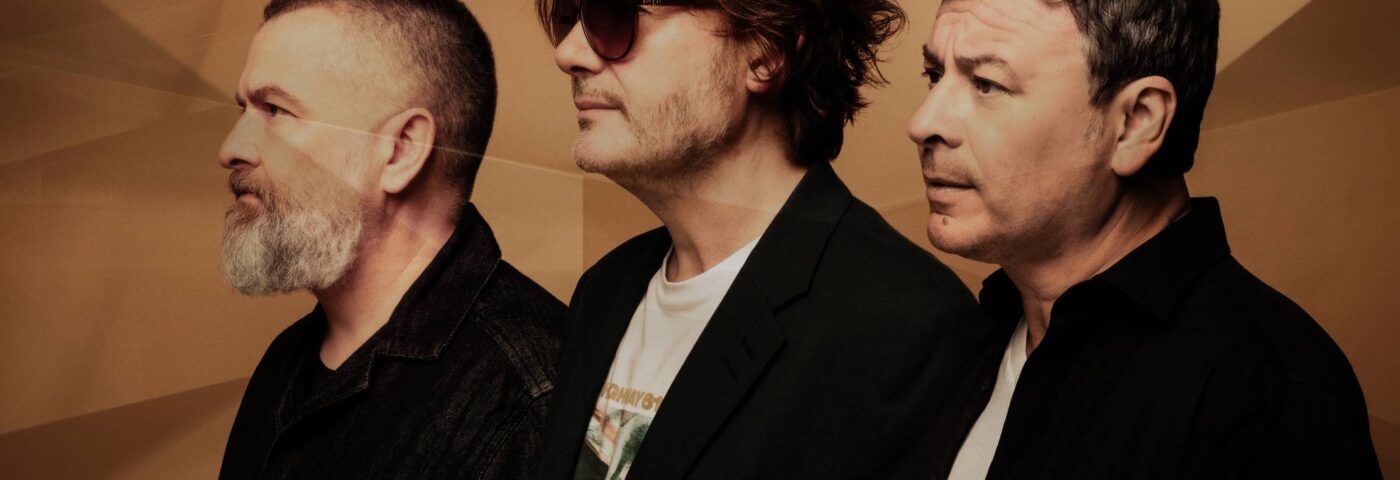 Les Manic Street Preachers partagent leur nouveau single triomphant « Decline & Fall »