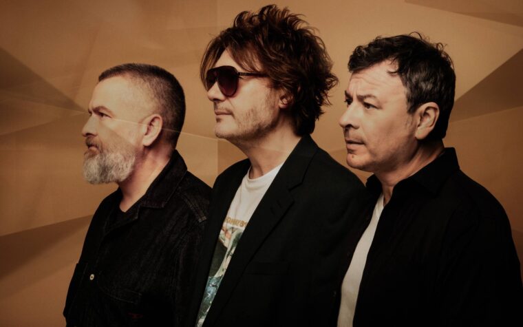 Les Manic Street Preachers partagent leur nouveau single triomphant « Decline & Fall »