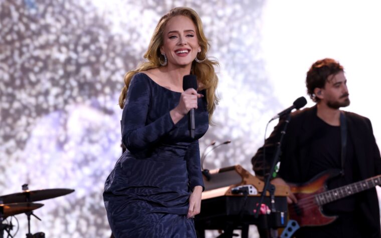 Adele interprète « Chasing Pavements » pour la première fois en sept ans lors de sa résidence à Munich