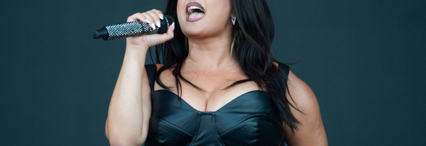 Bebe Rexha dit avoir été interdite d'embarquement à cause d'un « crime de haine »