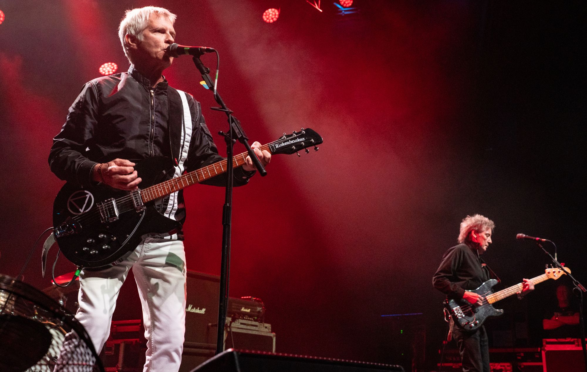 Russel Hastings et Bruce Foxton de From The Jam se produisent 