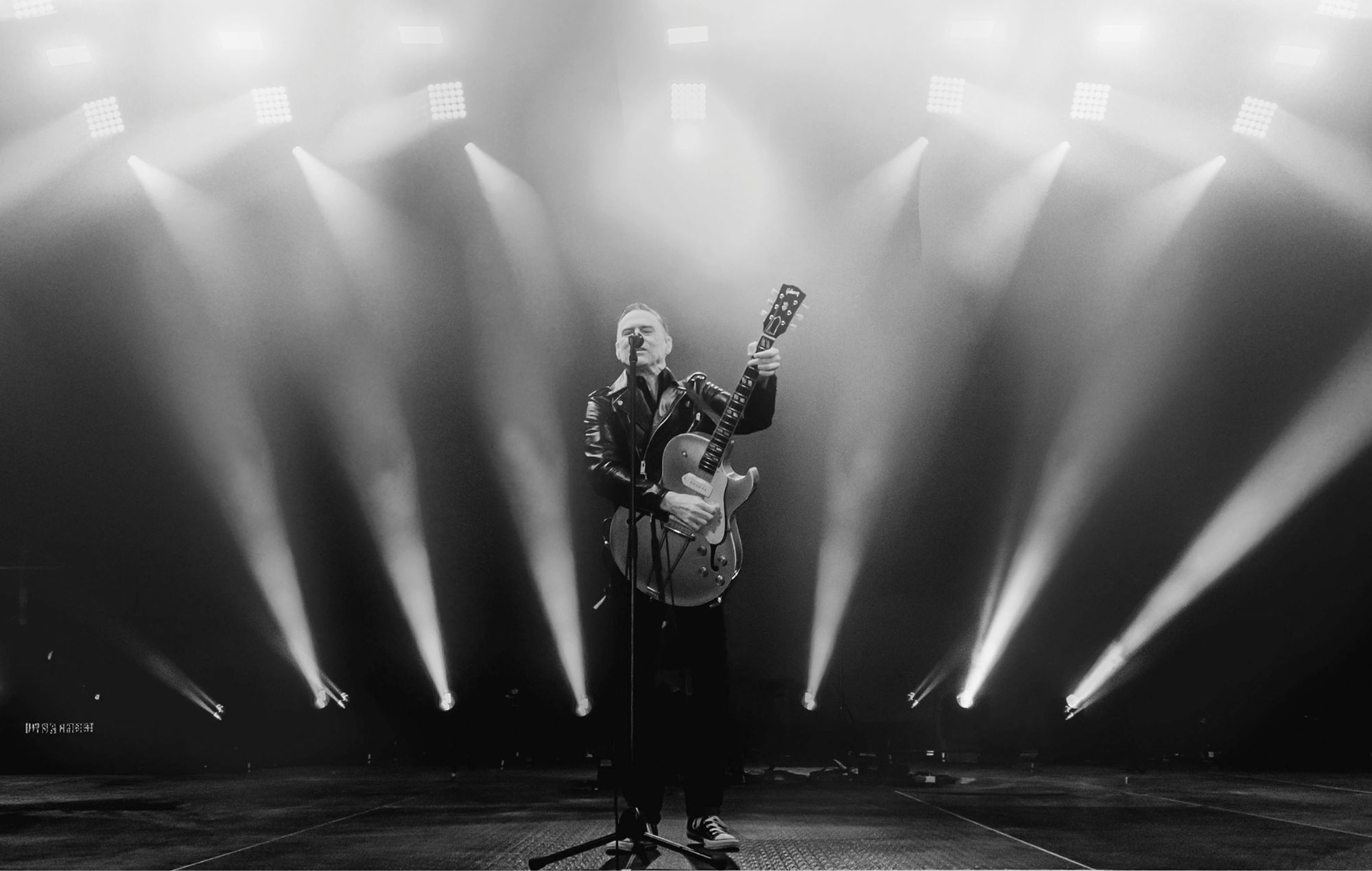 Bryan Adams se produit en direct.