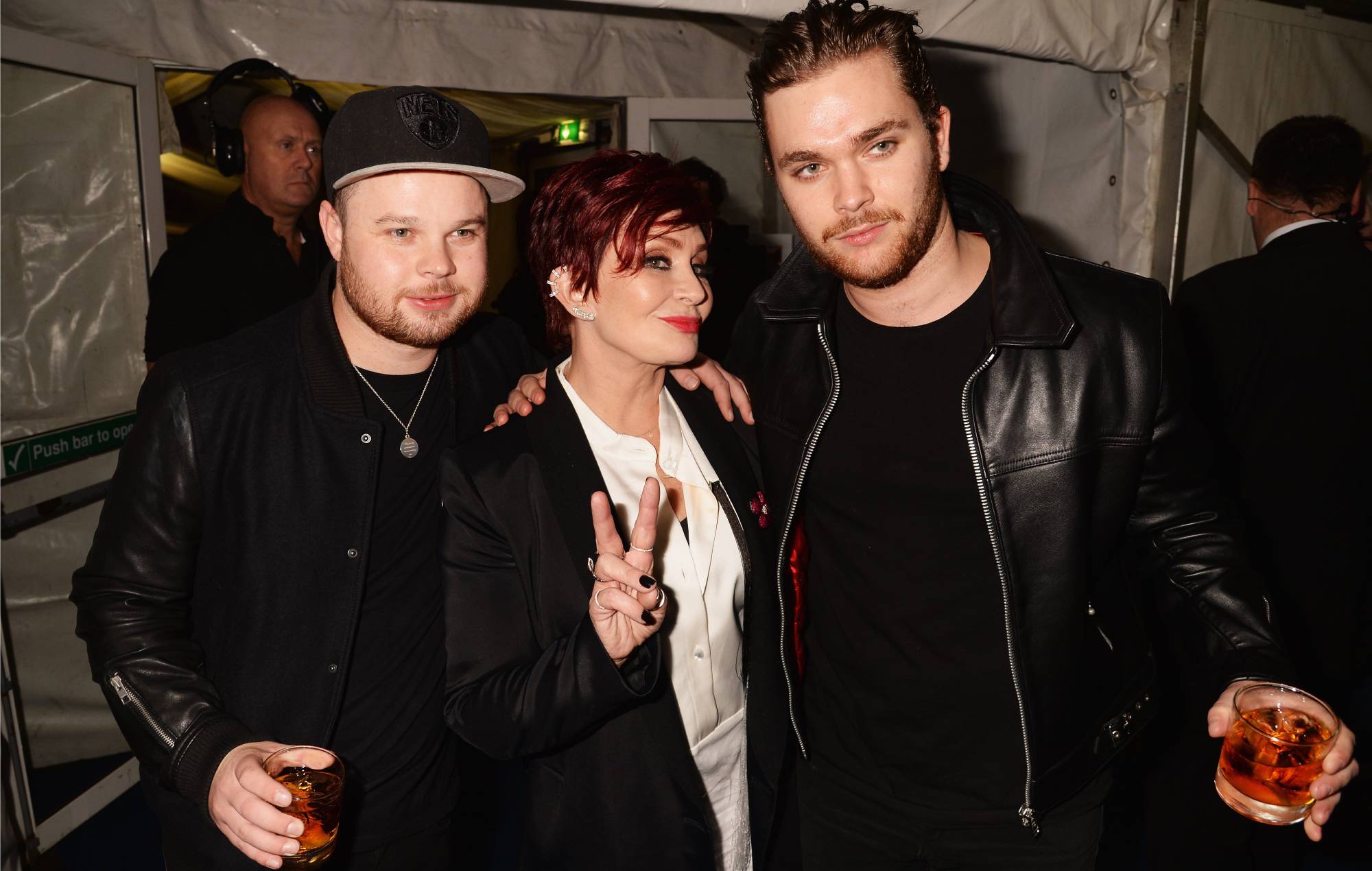 Sharon Osbourne pose avec Ben Thatcher et Mike Kerr de Royal Blood dans les coulisses des MTV EMA 2014 à Glasgow (Photo de Jeff Kravitz/FilmMagic)