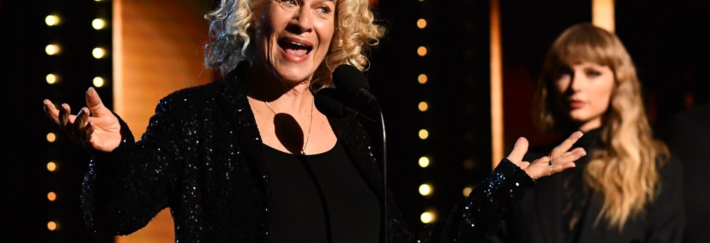 Carole King chante « Shake It Off » lors du lancement de « Swifties for Kamala »