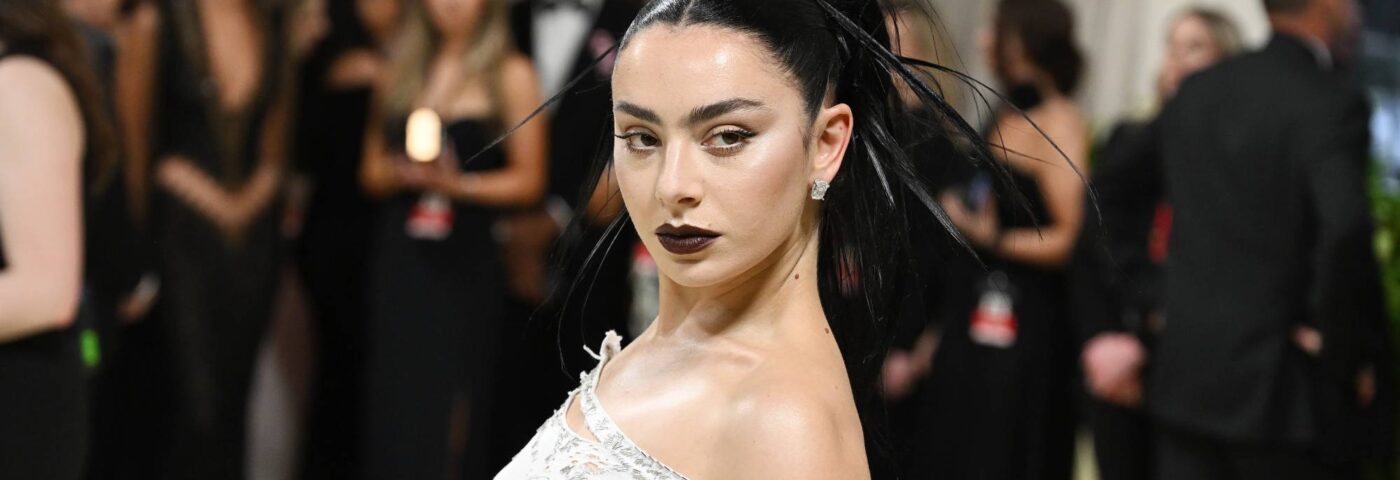Charli XCX jouera aux côtés d'Olivia Wilde dans le prochain film « I Want Your Sex »