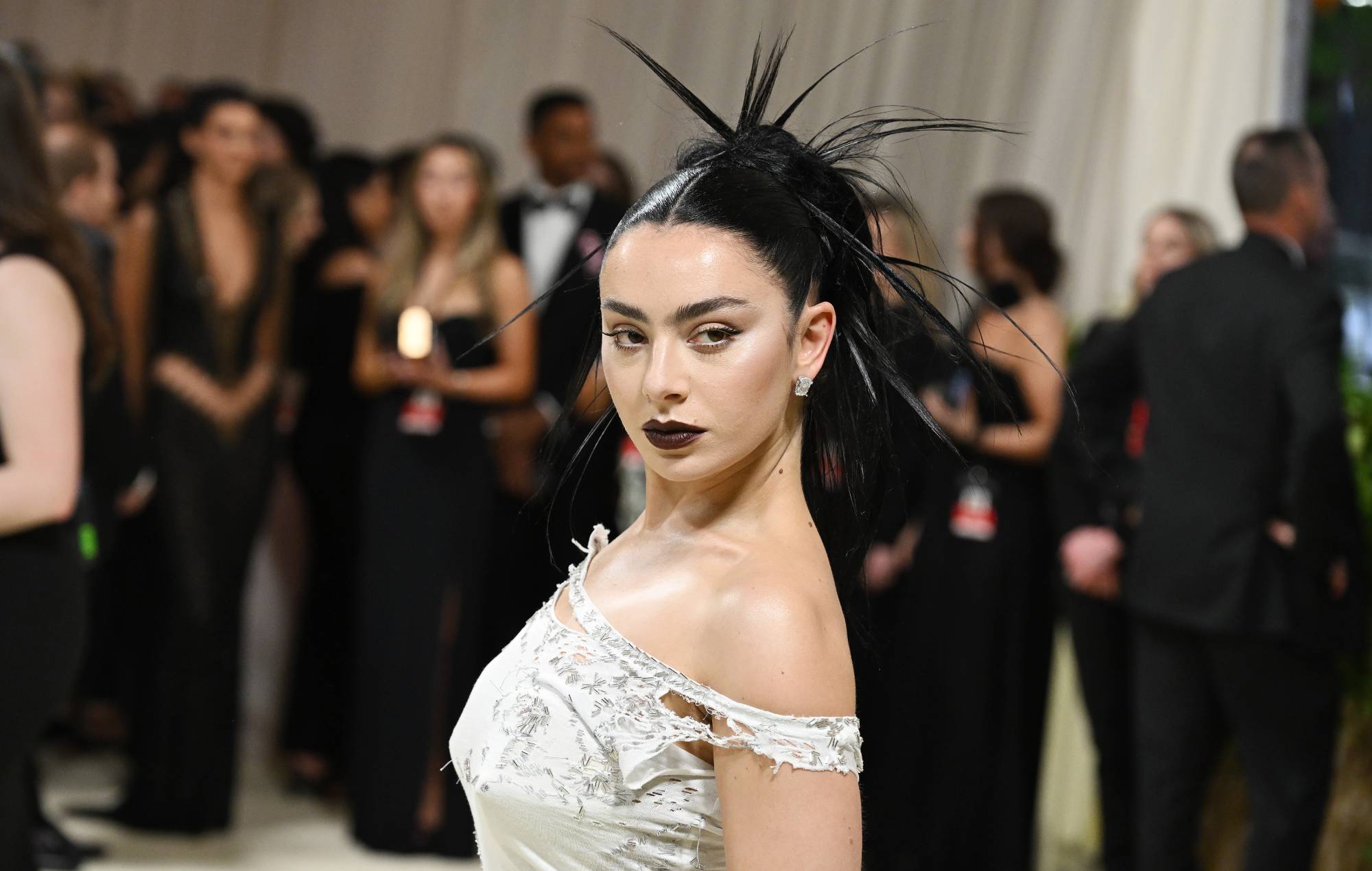 Charli XCX au Met Gala 2024 : « Sleeping Beauties: Reawakening Fashion » au Metropolitan Museum of Art le 6 mai 2024 à New York. (Photo de Gilbert Flores/Variety via Getty Images)