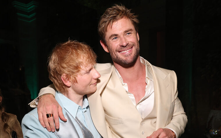 Chris Hemsworth fait une apparition surprise en tant que batteur au concert d'Ed Sheeran en Roumanie