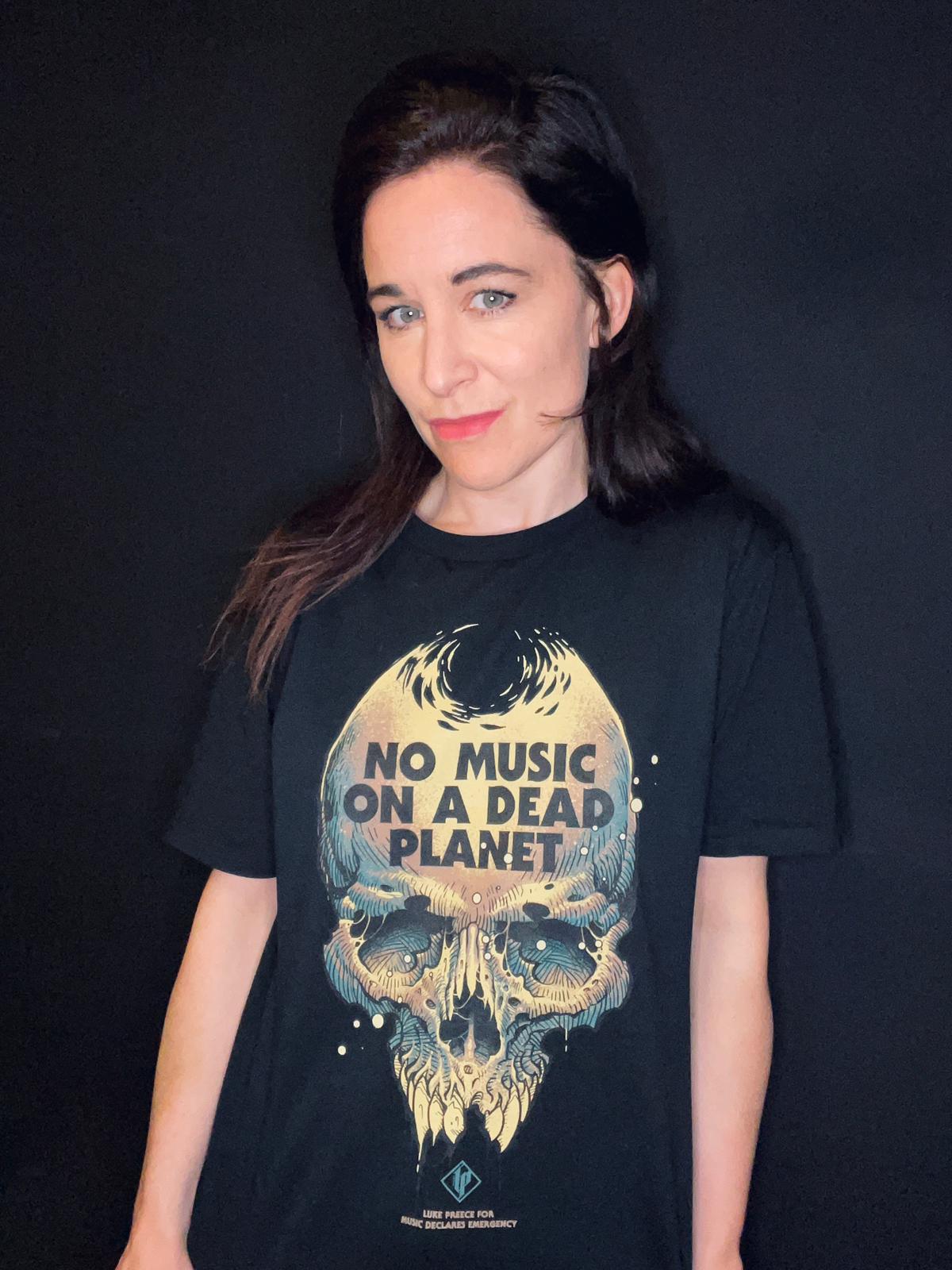 Fay Milton, fondatrice de Music Declares Emergency, de Savages, porte un nouveau t-shirt No Music On A Dead Planet
