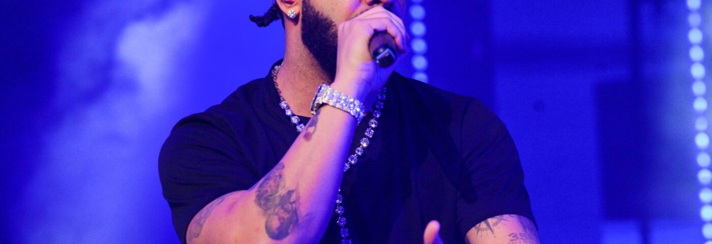 Drake interprète une reprise de « Hey There Delilah » sur le thème de Toronto et annonce un nouvel album avec PartyNextDoor