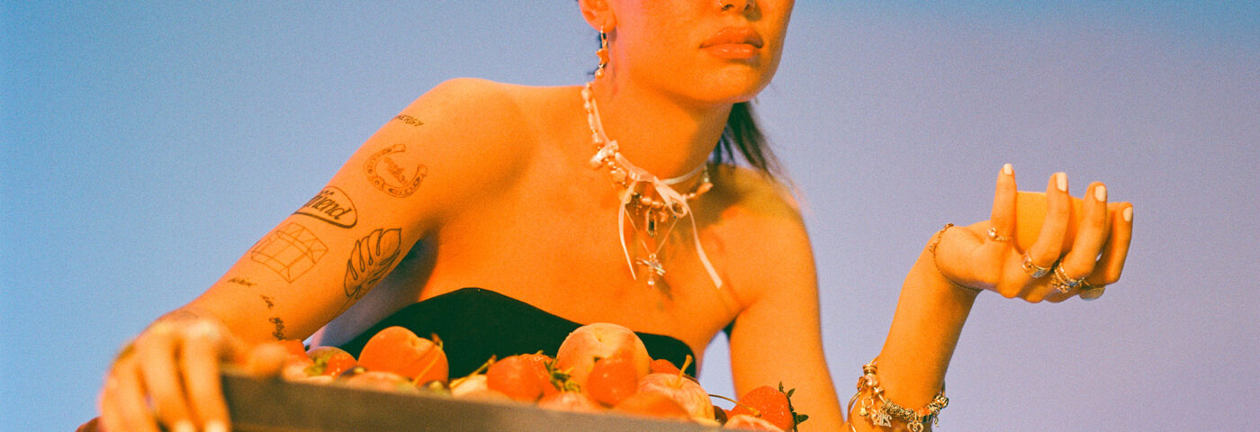 Écoutez la playlist exclusive de Nieve Ella pour The Cover