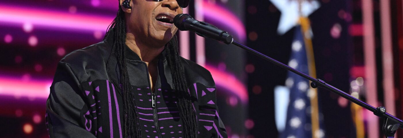 Écoutez la première nouvelle chanson de Stevie Wonder en quatre ans « Can We Fix Our Nation's Broken Heart »