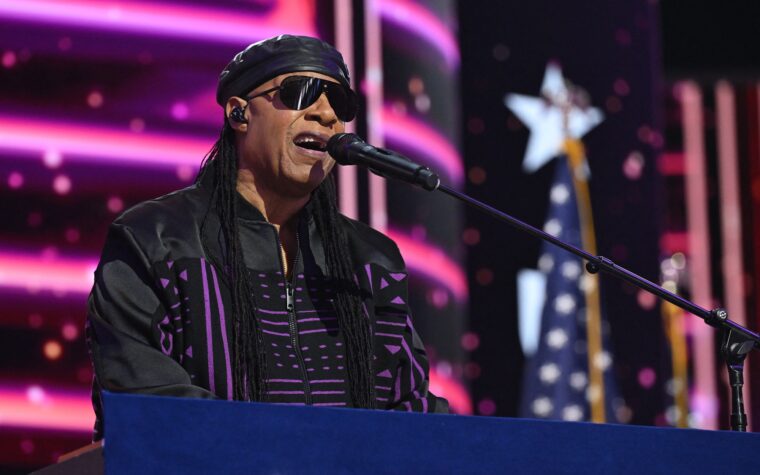 Écoutez la première nouvelle chanson de Stevie Wonder en quatre ans « Can We Fix Our Nation's Broken Heart »