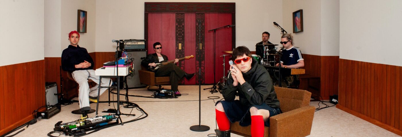 Écoutez le nouveau single existentiel de Fontaines DC « In The Modern World »