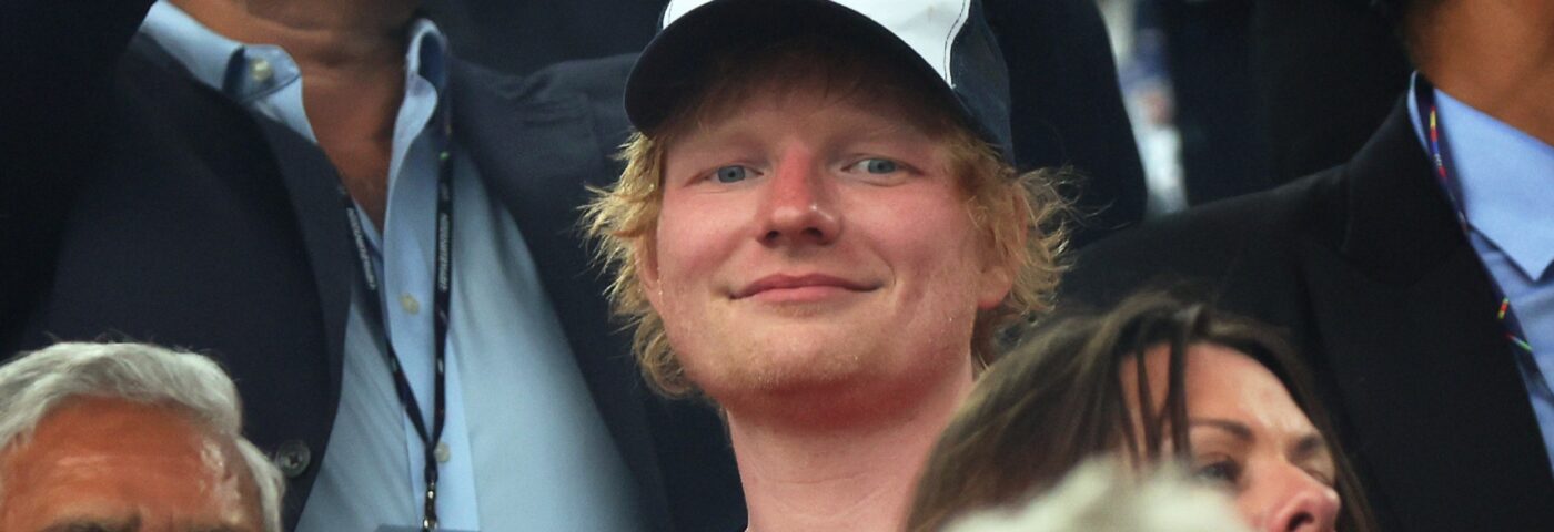 Ed Sheeran admet que « si je n'étais pas musicien, je serais vierge », alors qu'il joue à Pokémon dans un stade