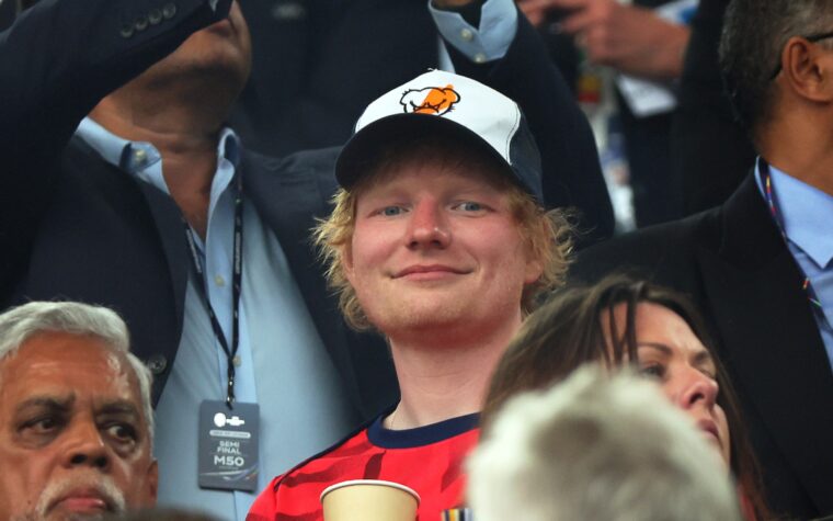 Ed Sheeran admet que « si je n'étais pas musicien, je serais vierge », alors qu'il joue à Pokémon dans un stade
