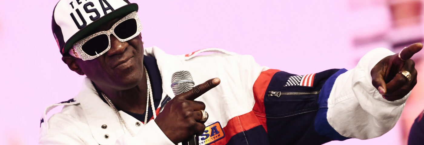 Flavor Flav aide à collecter des fonds pour permettre aux parents d'un paralympien américain d'assister aux Jeux de Paris