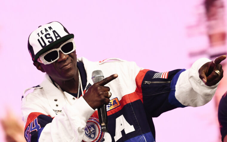 Flavor Flav aide à collecter des fonds pour permettre aux parents d'un paralympien américain d'assister aux Jeux de Paris