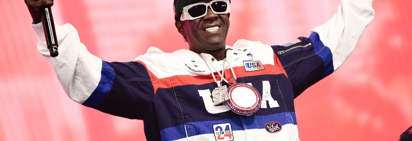 Flavor Flav révèle l'horloge en bronze personnalisée qu'il a fait fabriquer pour le gymnaste olympique Jordan Chiles
