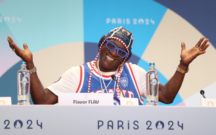 Flavor Flav se porte candidat pour être porteur du flambeau aux Jeux olympiques de 2028