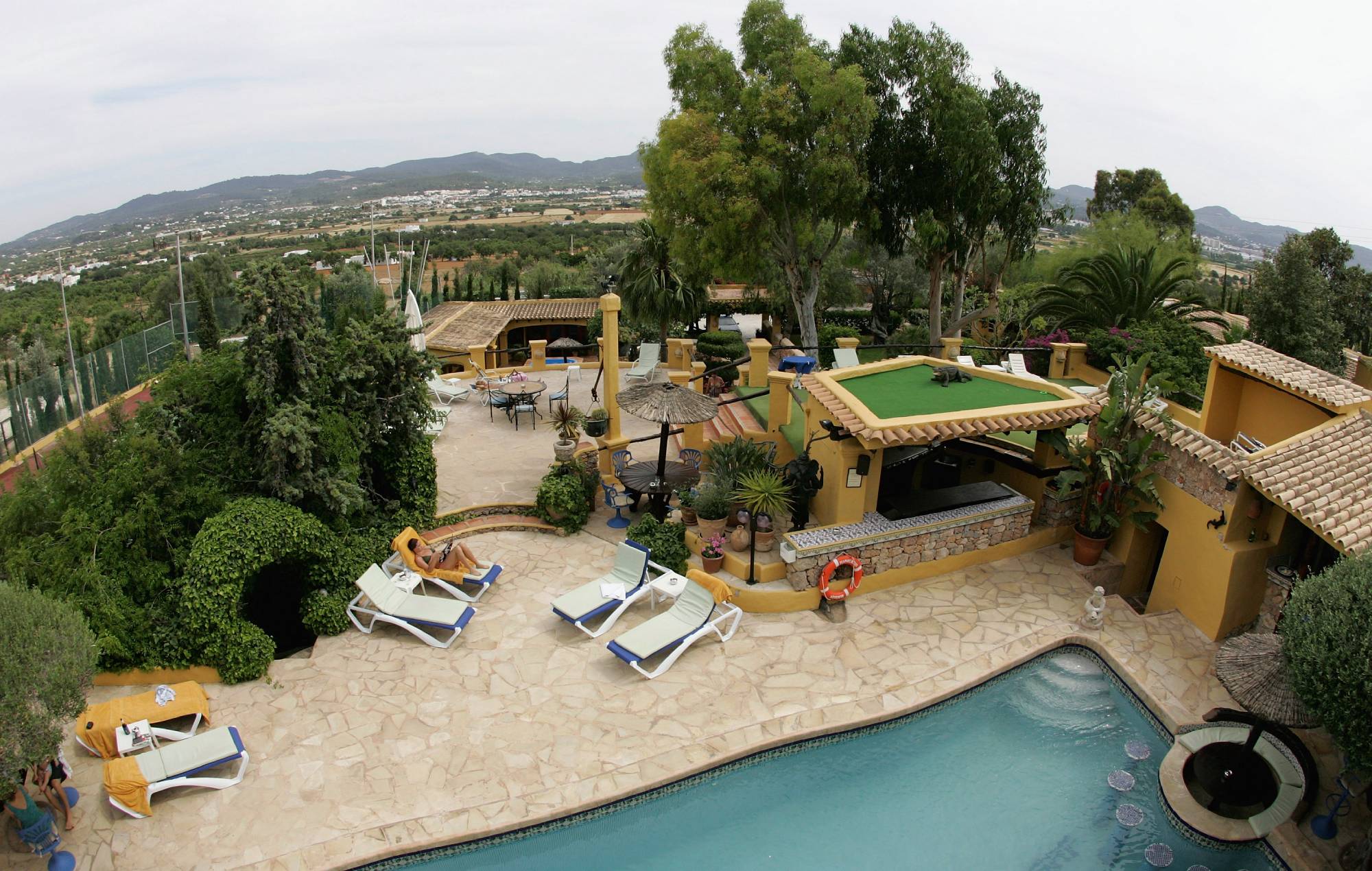 Vue générale de l'hôtel Pike's près de San Antonio le 31 mai 2007 à Ibiza, en Espagne. (Photo de Chris Jackson/Getty Images)