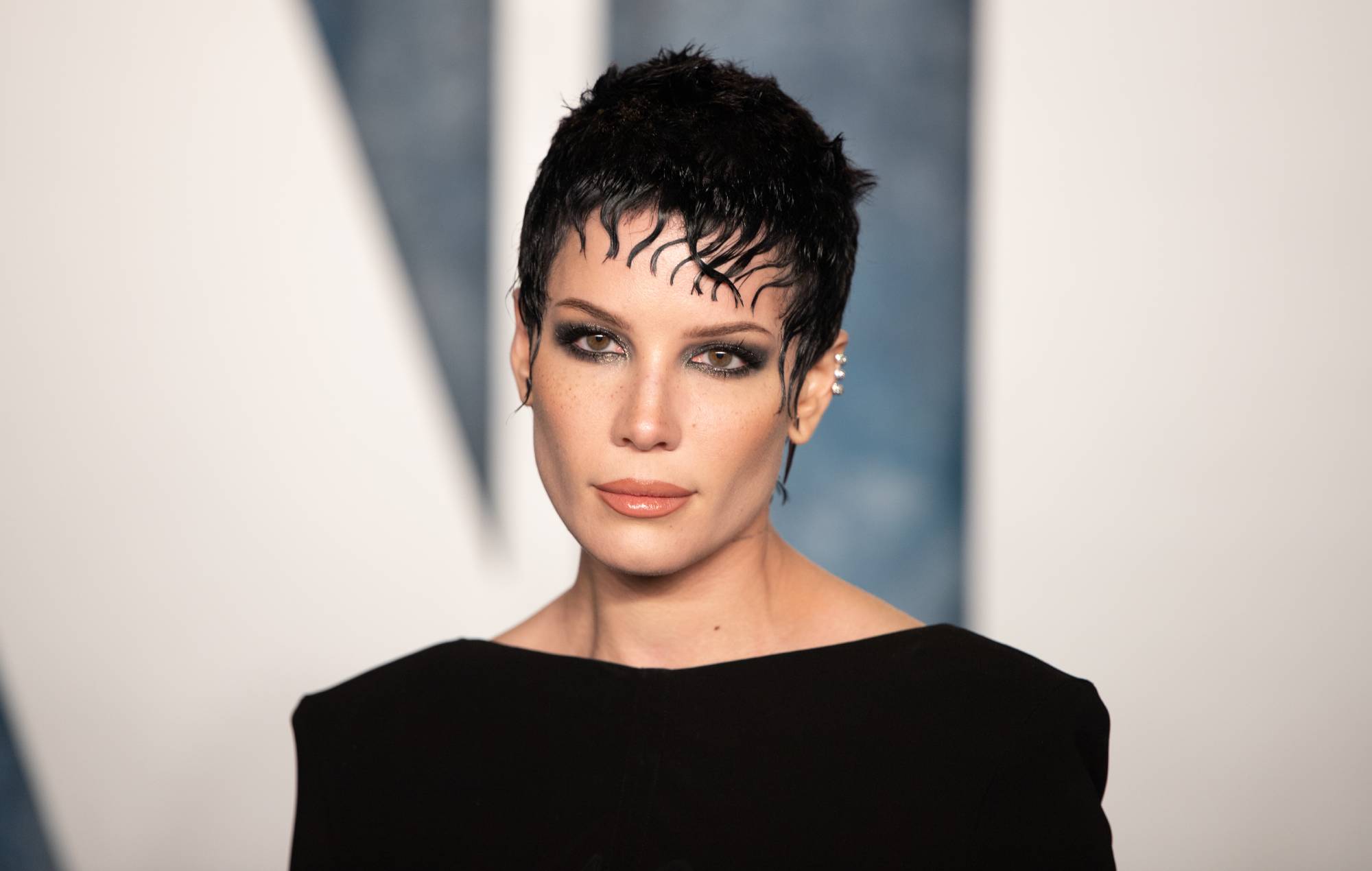Halsey arrive à la Vanity Fair Oscar Party organisée par Radhika Jones au Wallis Annenberg Center for the Performing Arts le 12 mars 2023 à Beverly Hills, Californie. Crédit : Robert Smith/Patrick McMullan via Getty