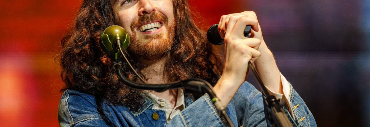 Hozier est resté perplexe alors que les fans s'engagent pendant « Cherry Wine » : « C'est celle-là de toutes les chansons ? »