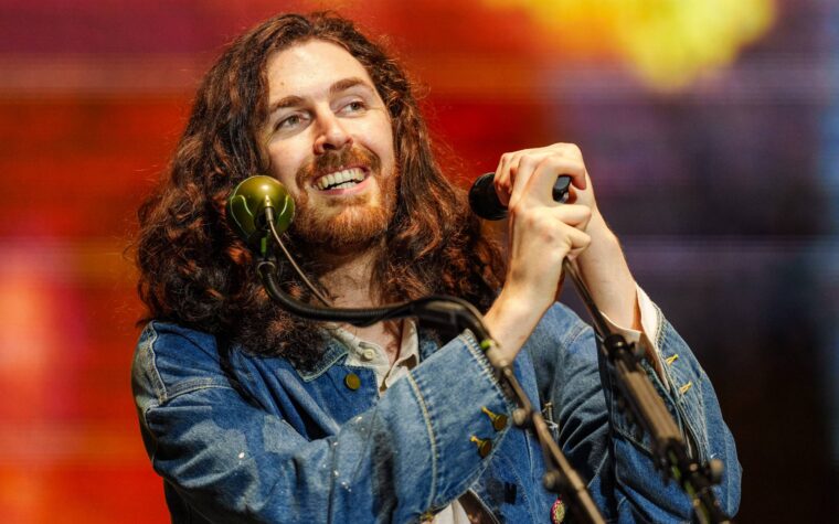 Hozier est resté perplexe alors que les fans s'engagent pendant « Cherry Wine » : « C'est celle-là de toutes les chansons ? »